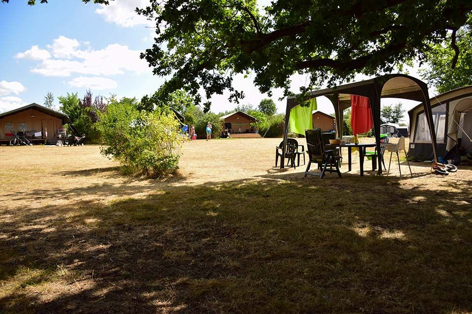 op het veld van charme camping in Frankrijk