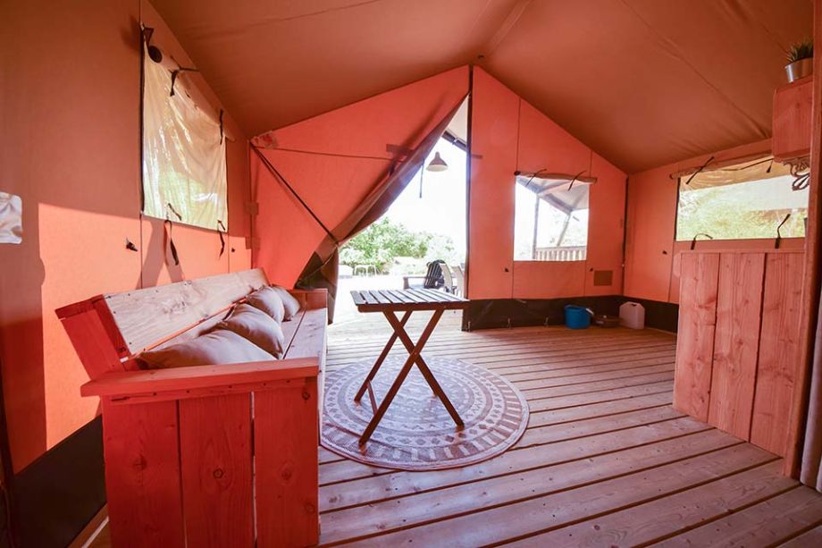 veel ruimte in de tent van kindercamping in Frankrijk