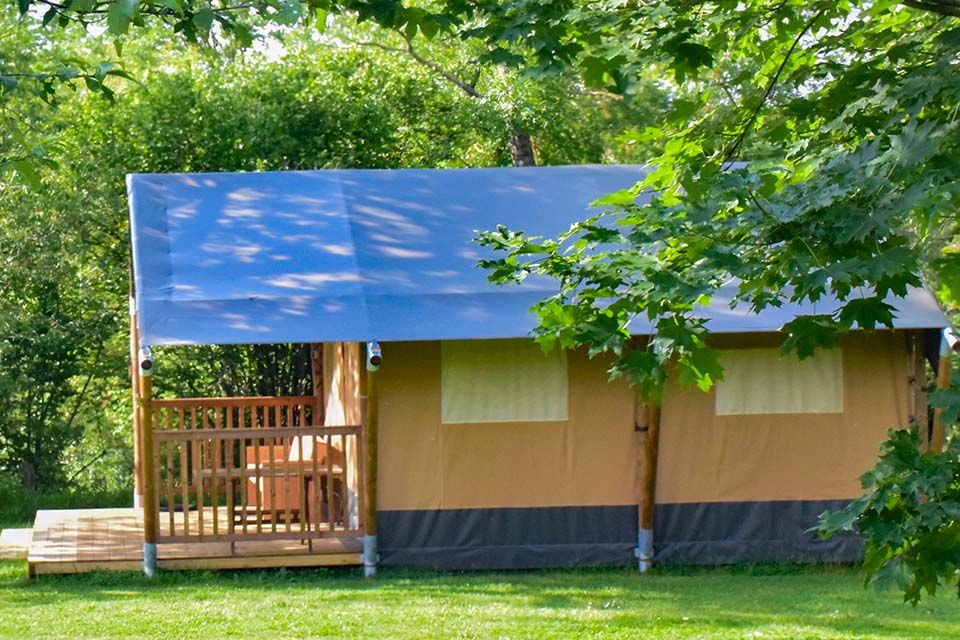 safaritent Wood op kleine kindvriendelijke camping in Frankrijk