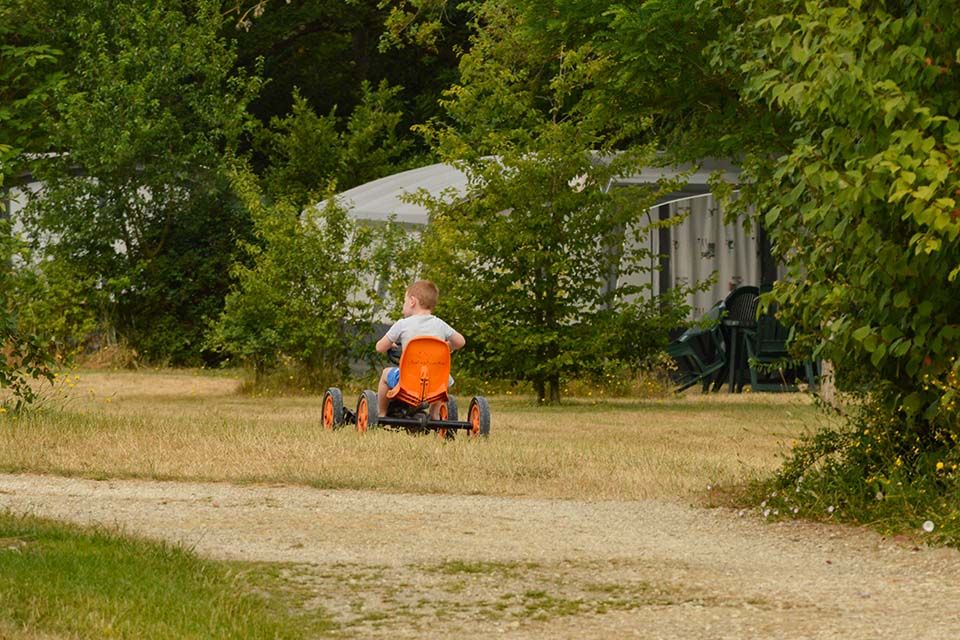 op de skelter bij charme camping in Frankrijk