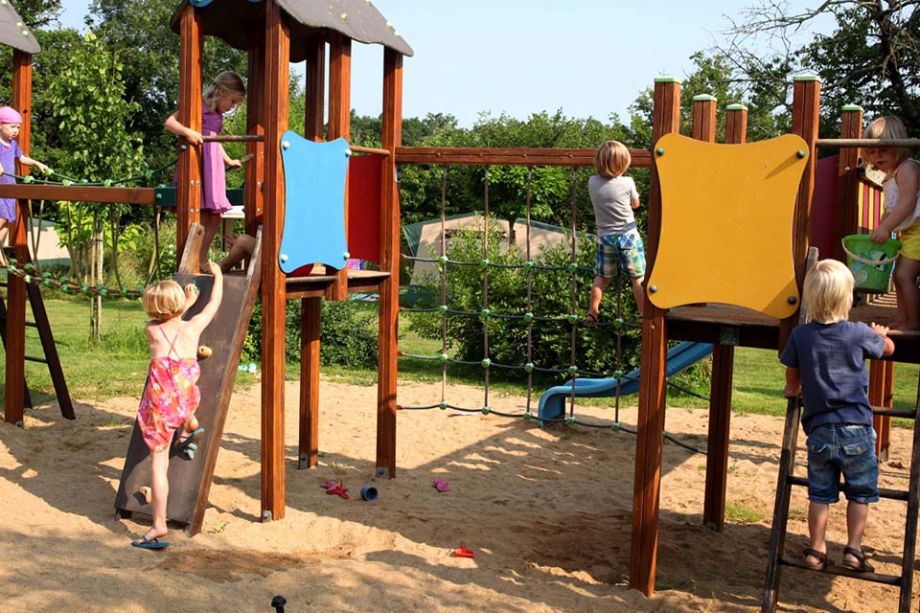 speeltuin op kleine camping in Frankrijk met Nederlandse eigenaar