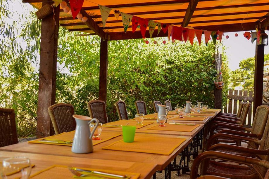 terras op kleine kindvriendelijke camping in frankrijk